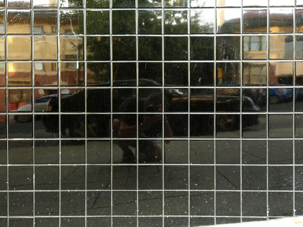 GA043524.jpg - Example of how well this lens is corrected for barrel distortion at 28mm - compare this with the Canon EF 24-105mm L lens at 28mm which has major barrel distortion.