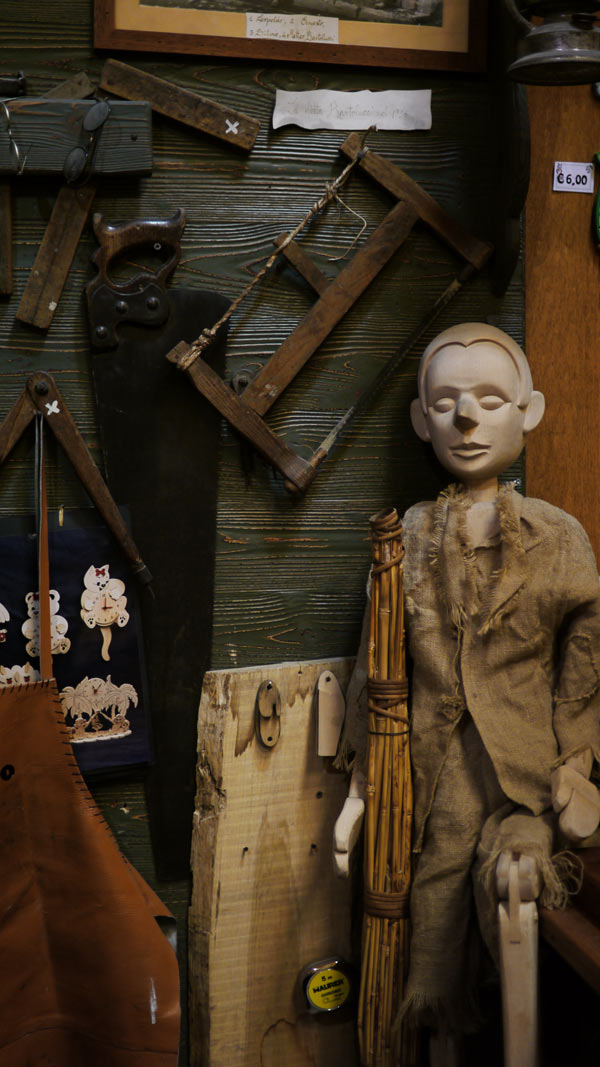 P1090555.jpg - wood carvers shop Rome
