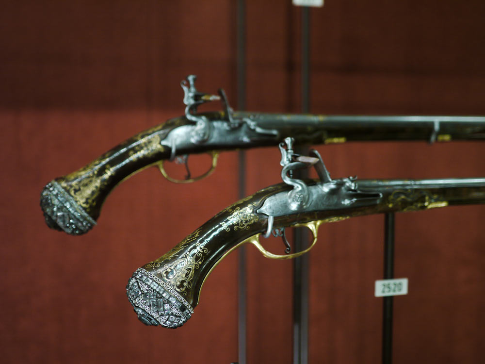 P1110592.jpg - Treasury - jeweled Royal pistols