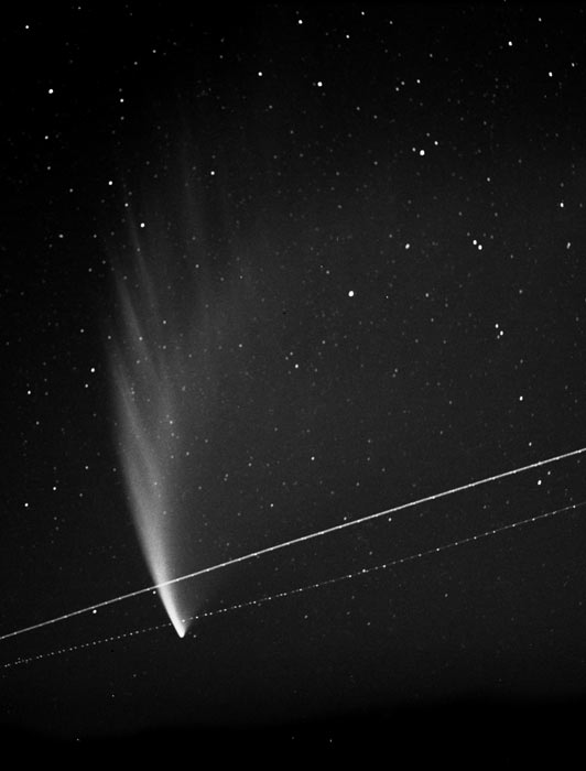 www.ayton.id.au_gary_photos_astronomy_cometmcnaught_rolleiir.jpg www.ayton.id.au_gary_photos_astronomy_cometmcnaught_rolleiir.jpg