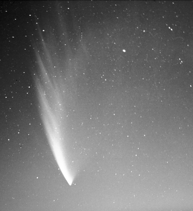www.ayton.id.au_gary_photos_astronomy_cometmcnaught_tmax100.jpg www.ayton.id.au_gary_photos_astronomy_cometmcnaught_tmax100.jpg